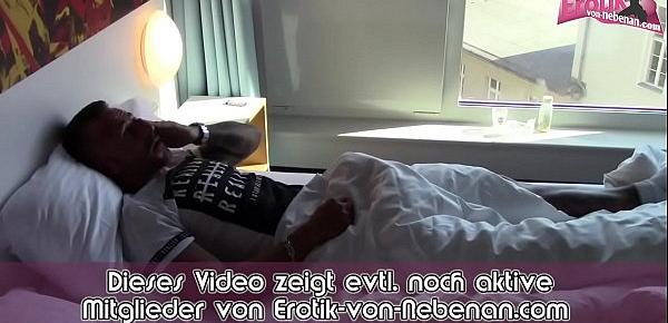  Deutsches Zimmermädchen verführt hotel gast mit ihrem Teenie körper